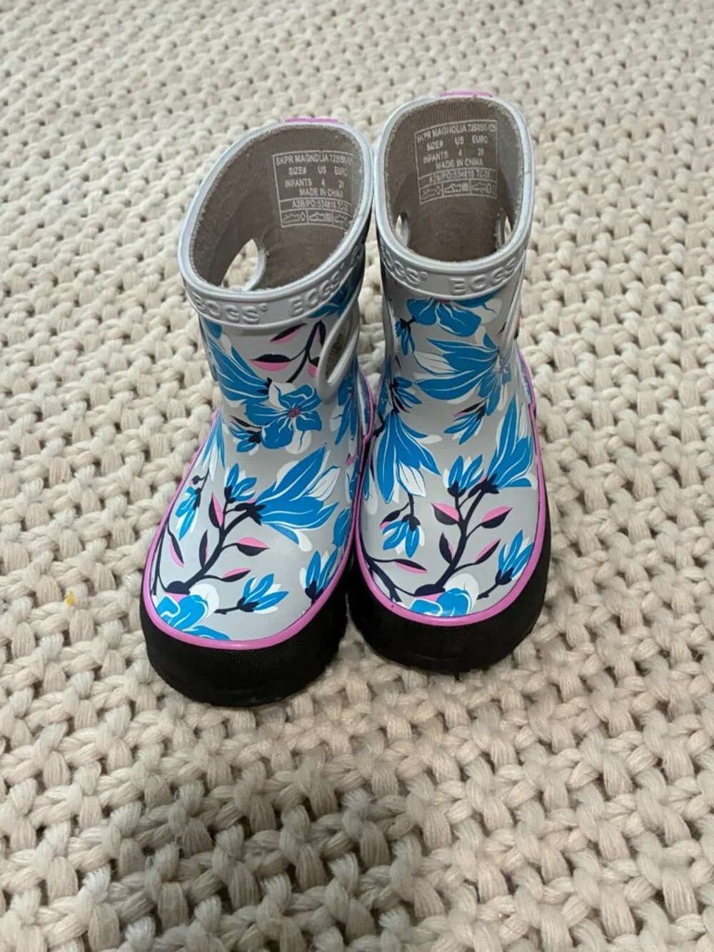 NWOT Bogs Kids Size 4 US / 20 Euro Skipper Magnolia Rain Boots Oyster Color